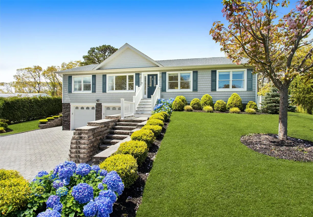 The Hamptons Real Estate | View 3 Duke Place | 4 Beds, 3 Baths