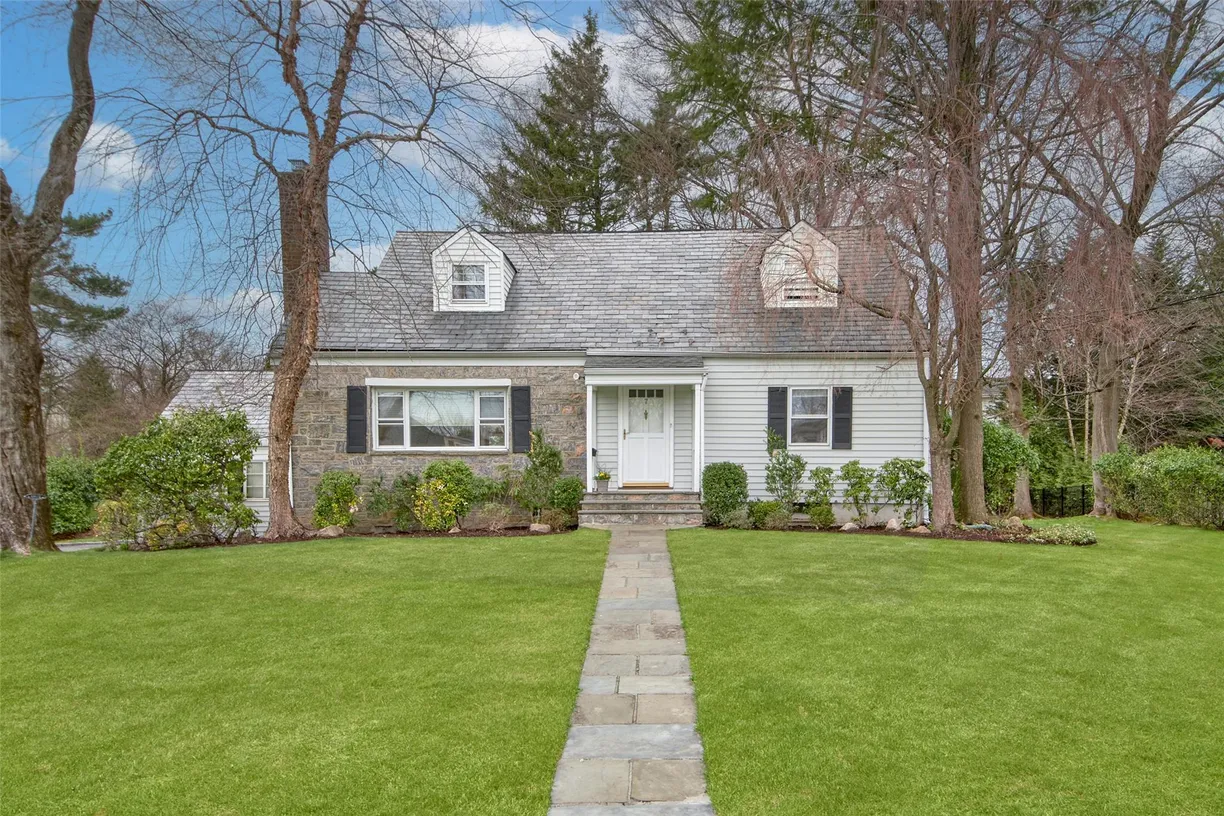 Westchester Real Estate | View 7 Canterbury Road | 4 Beds, 3 Baths