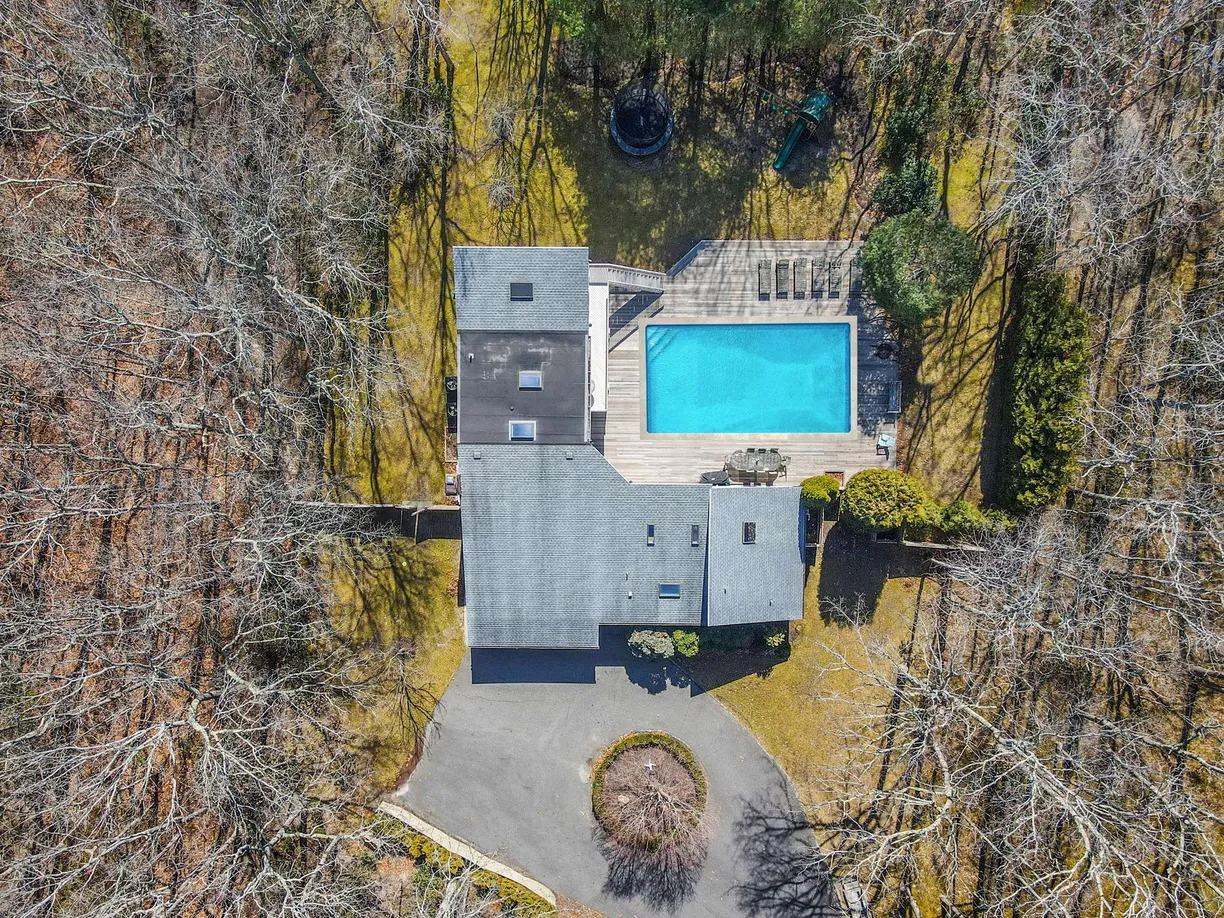 The Hamptons Real Estate | View 44 Bob White Drive | 4 Beds, 3 Baths