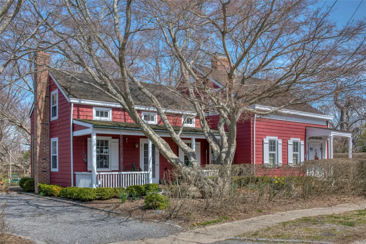 The Hamptons Real Estate | View 595 King Street | 3 Beds, 3 Baths