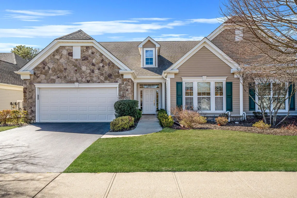 The Hamptons Real Estate | View 143 Scott Drive | 2 Beds, 2 Baths