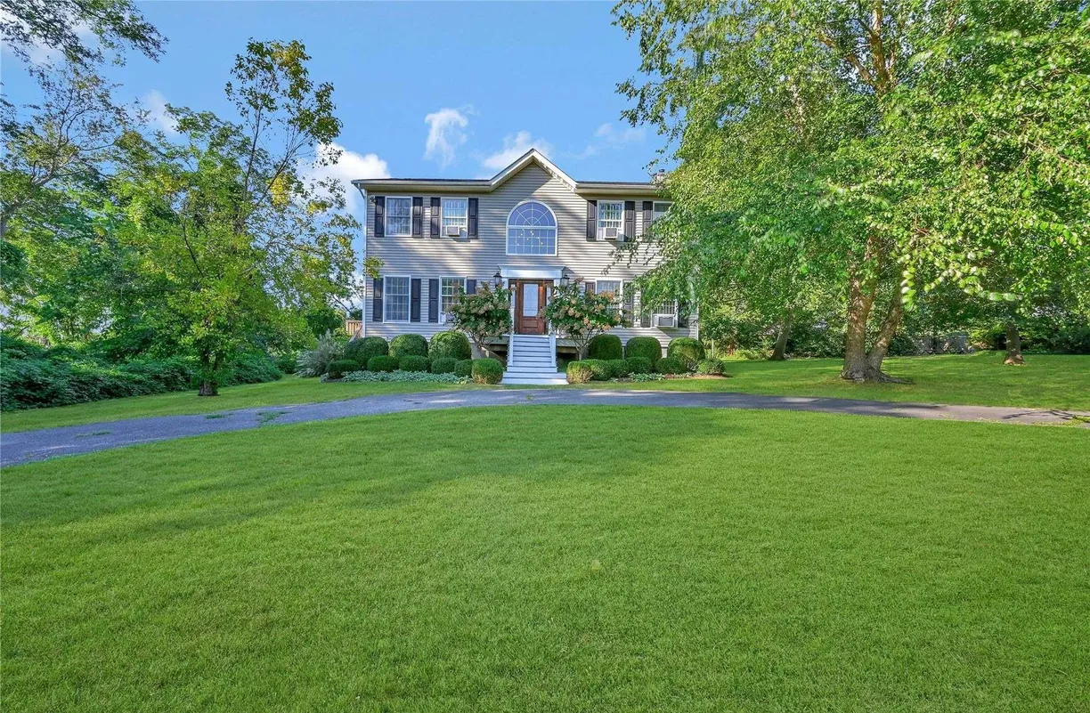 The Hamptons Real Estate | View 215 Kouros Road | 5 Beds, 3 Baths