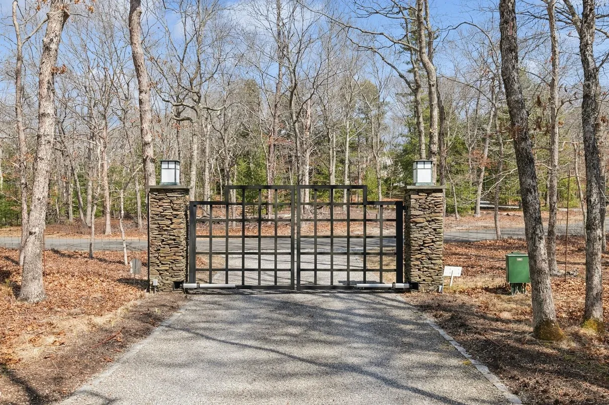 The Hamptons Real Estate | View  | Listing