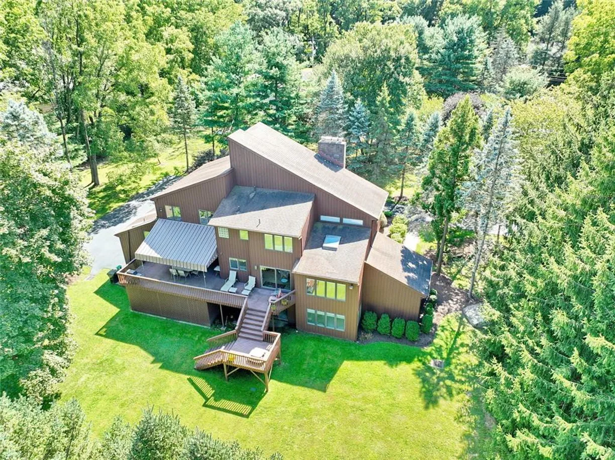 Rockland/Orange/NJ Real Estate | View 4 Misty Lane | 7 Beds, 4 Baths