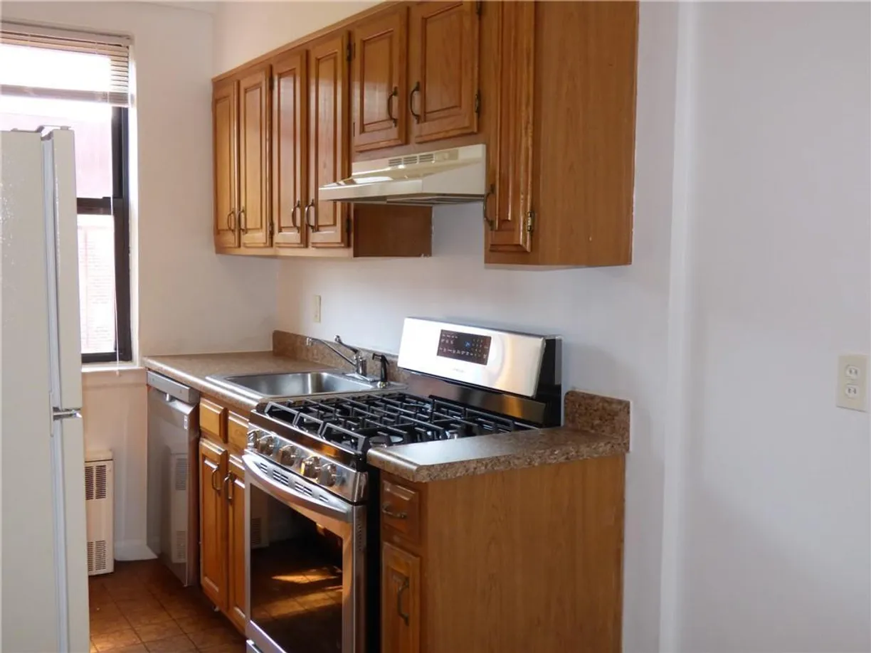 Westchester Real Estate | View 142 Garth Road, 5W | 2 Beds, 1 Bath
