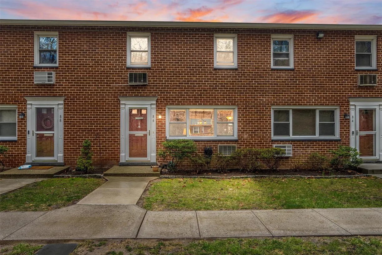 Westchester Real Estate | View 86 Charter Circle, 86 | 2 Beds, 1 Bath