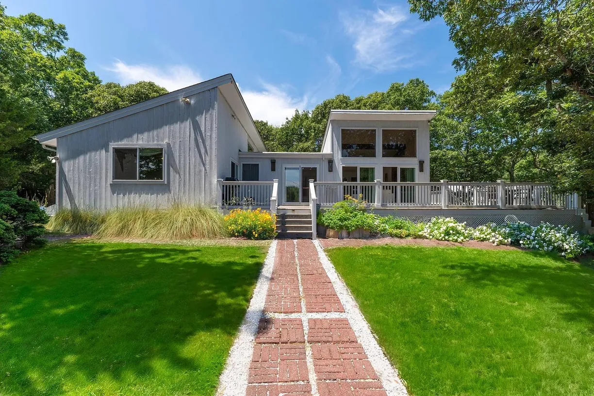 The Hamptons Real Estate | View 1 Monument Lane | 4 Beds, 3 Baths