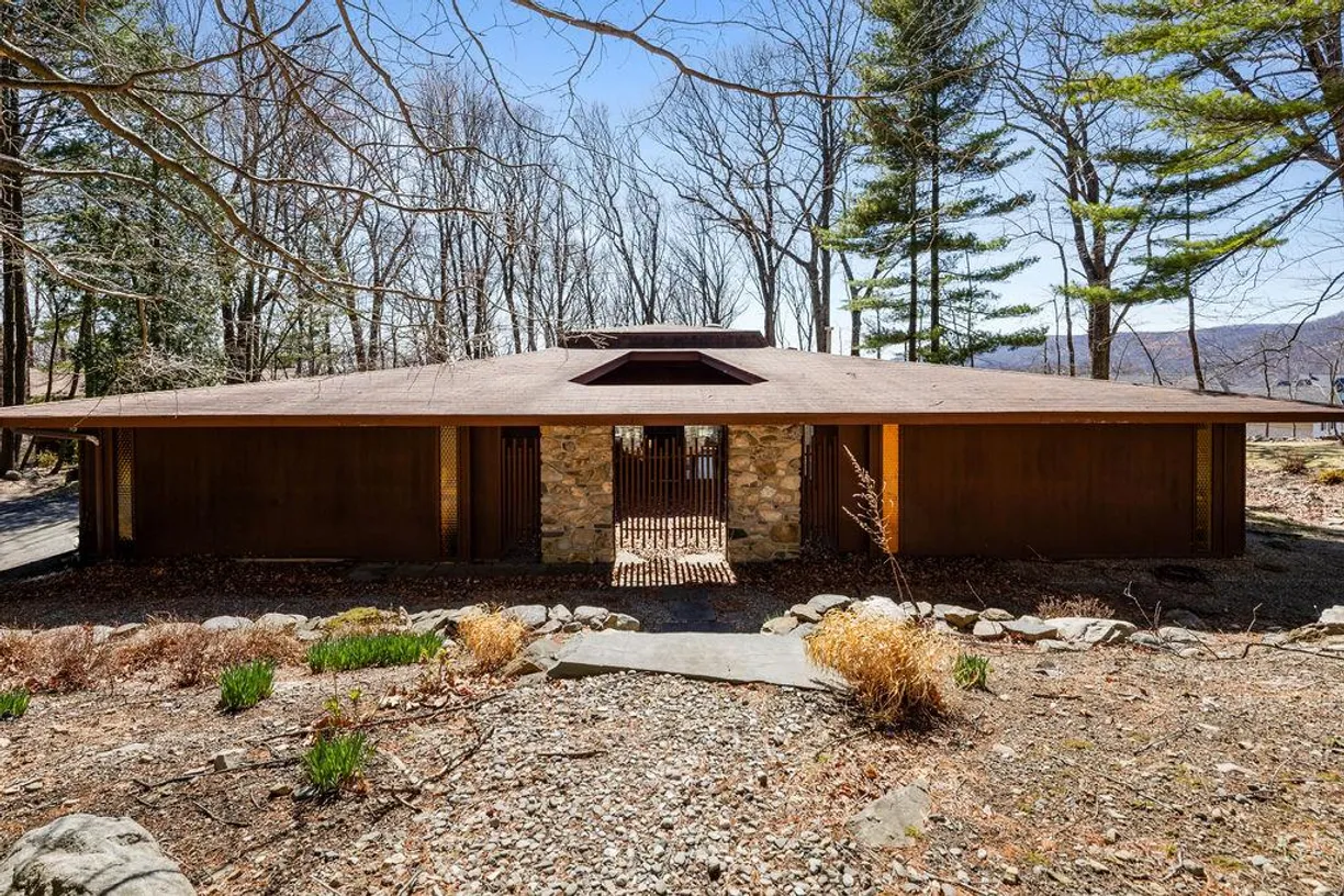 Rockland/Orange/NJ Real Estate | View 5 Laura Lane | 4 Beds, 2 Baths