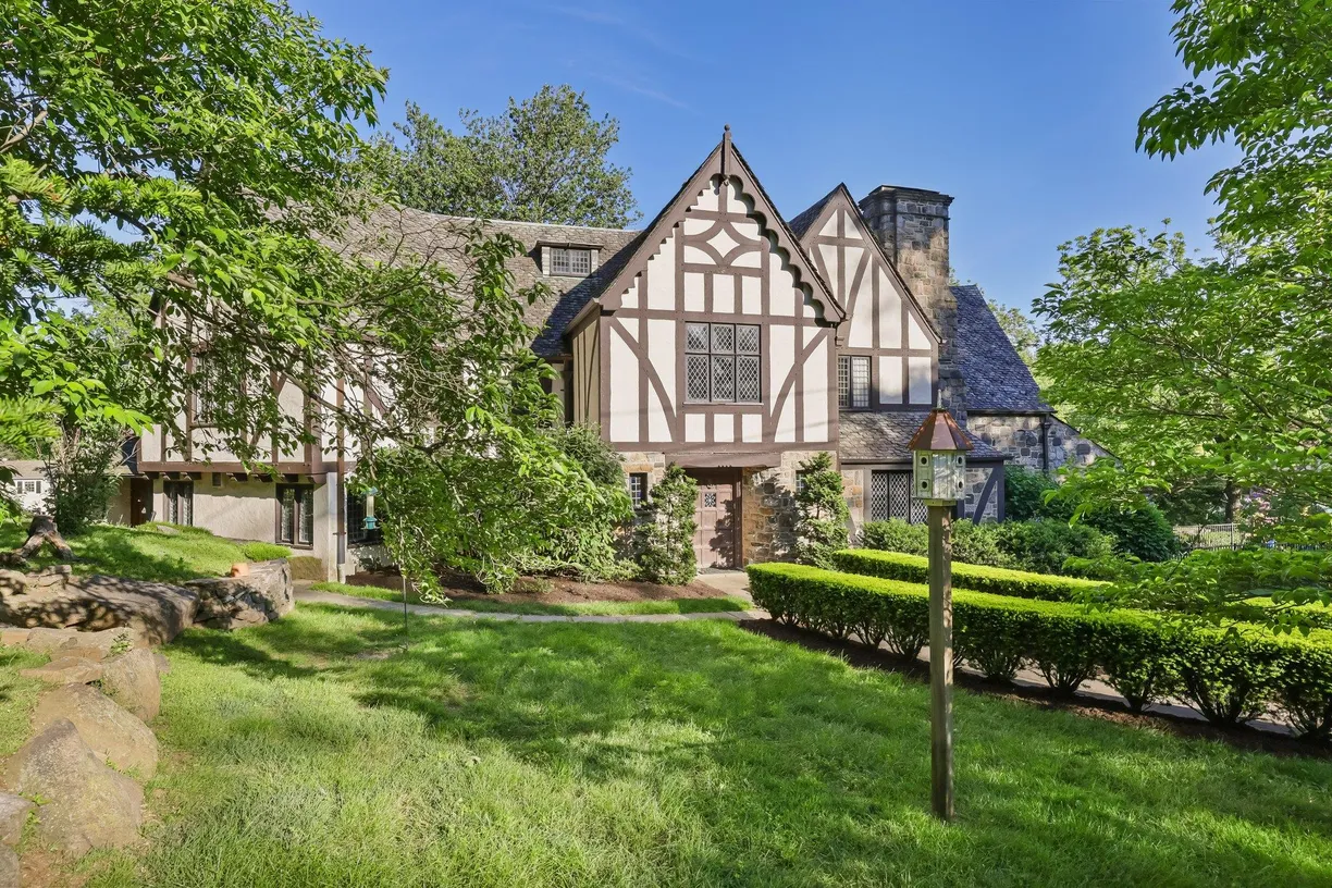 Westchester Real Estate | View 86 Hereford Road | 5 Beds, 4 Baths