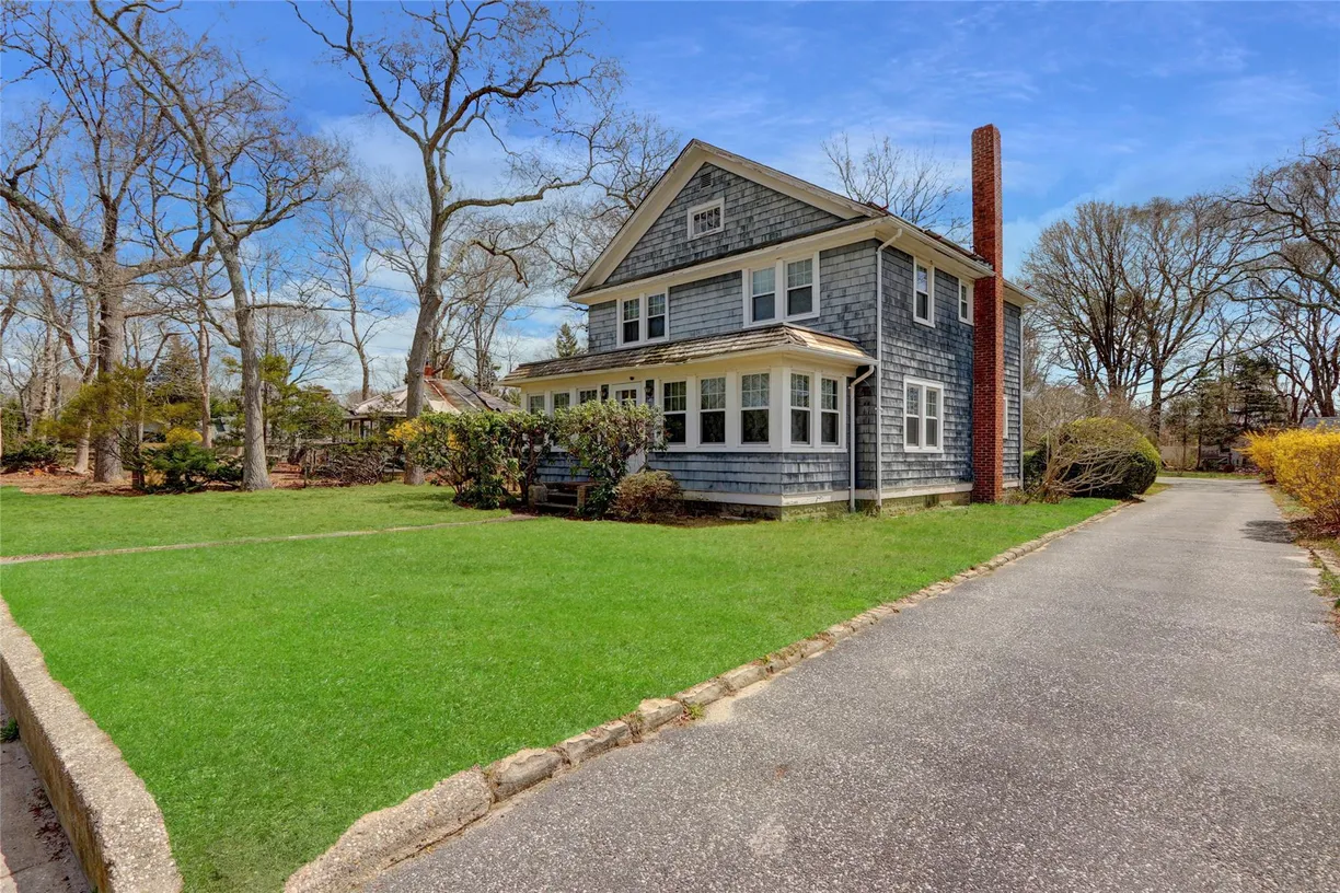 The Hamptons Real Estate | View 40 Argonne Road | Listing