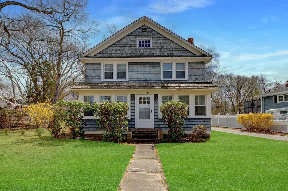 The Hamptons Real Estate | View 40 Argonne Road | 4 Beds, 2 Baths