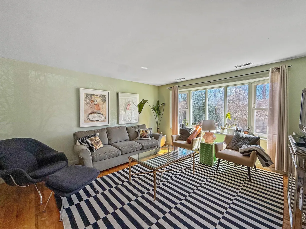 The Hamptons Real Estate | View 29 Squiretown Road, B | Listing