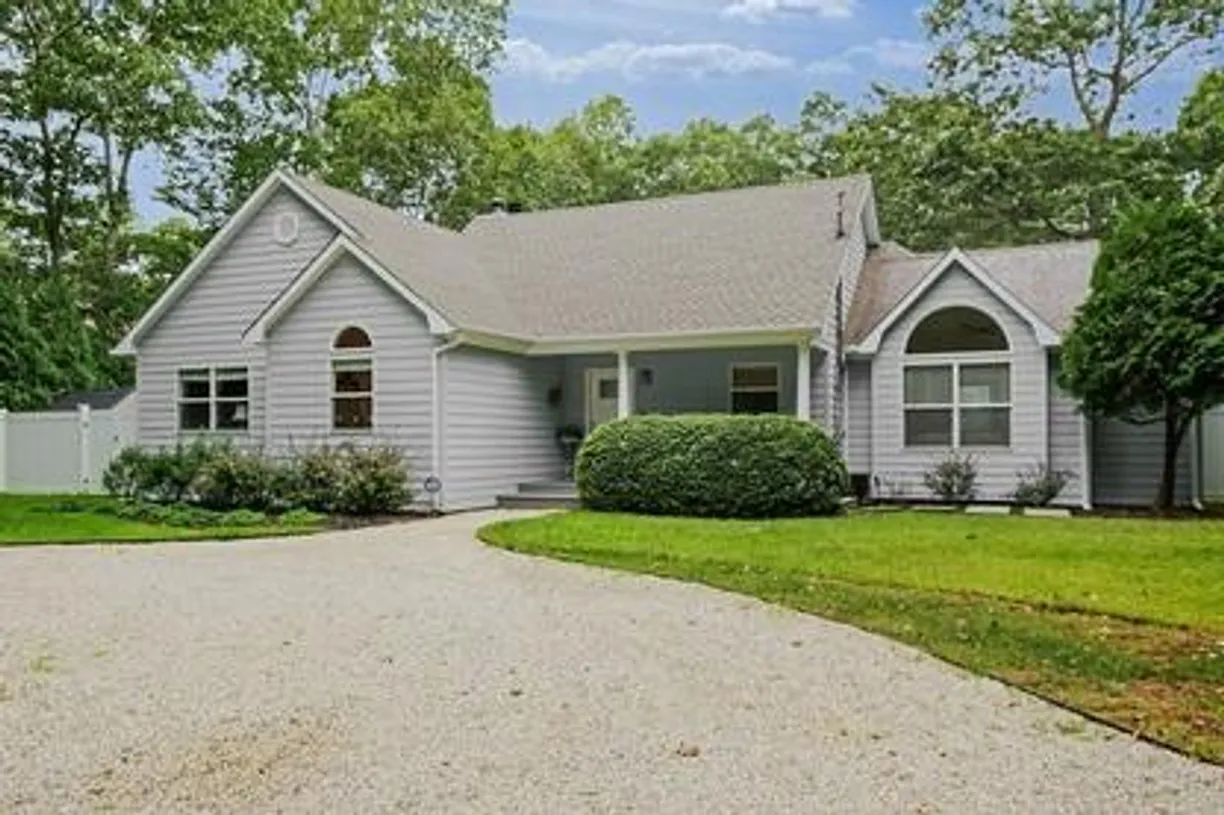 The Hamptons Real Estate | View 12 President Street | 3 Beds, 2 Baths