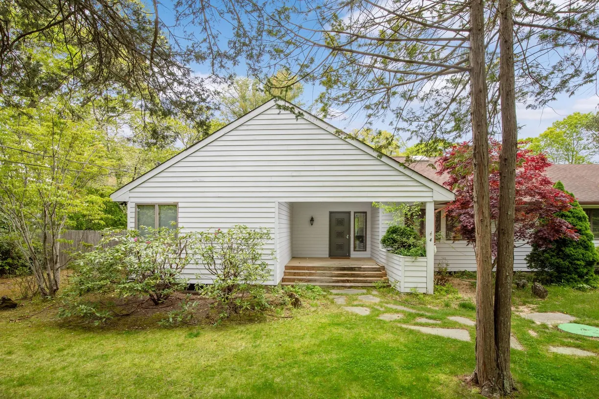 The Hamptons Real Estate | View 4 Evelyn Court | 4 Beds, 5 Baths