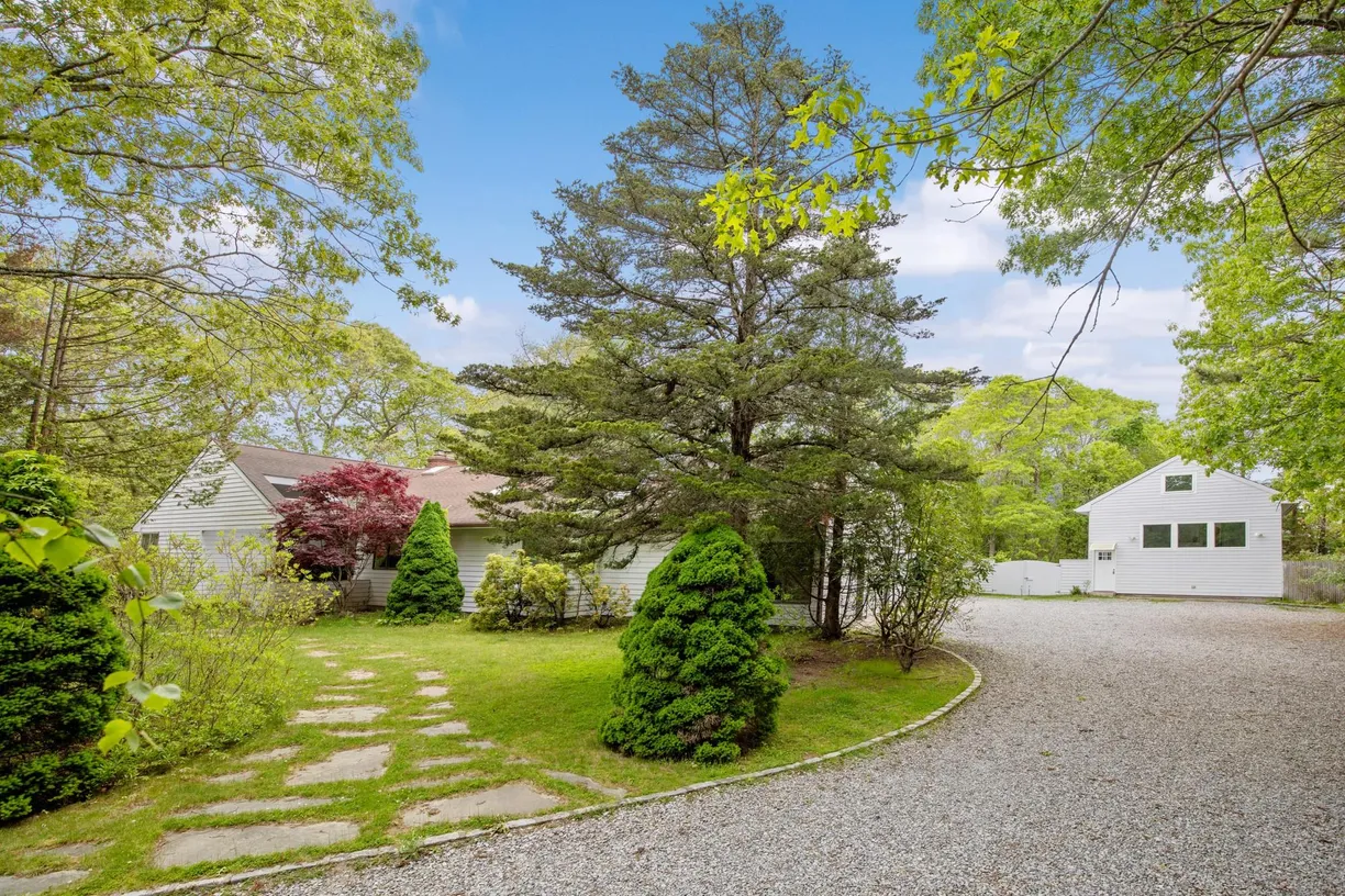The Hamptons Real Estate | View 4 Evelyn Court | Listing