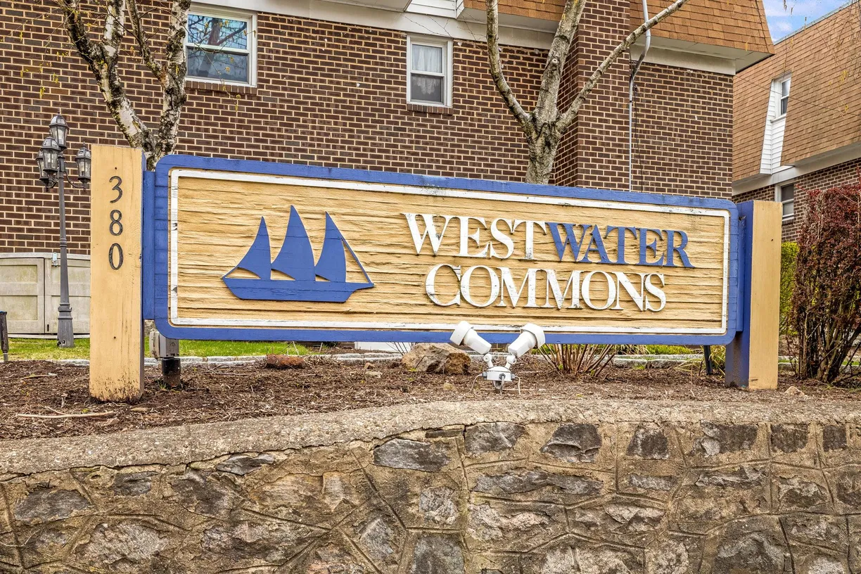 Westchester Real Estate | View 380 N Broadway, C8 | 2 Beds, 1 Bath