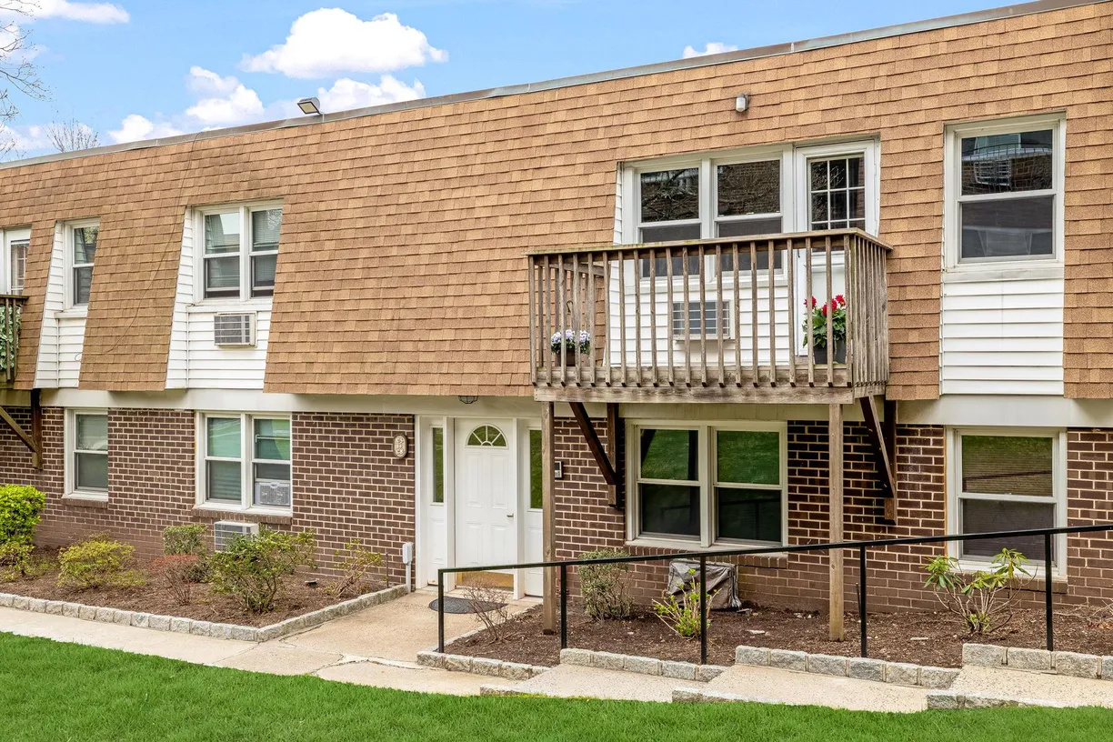 Westchester Real Estate | View 380 N Broadway, C8 | Listing