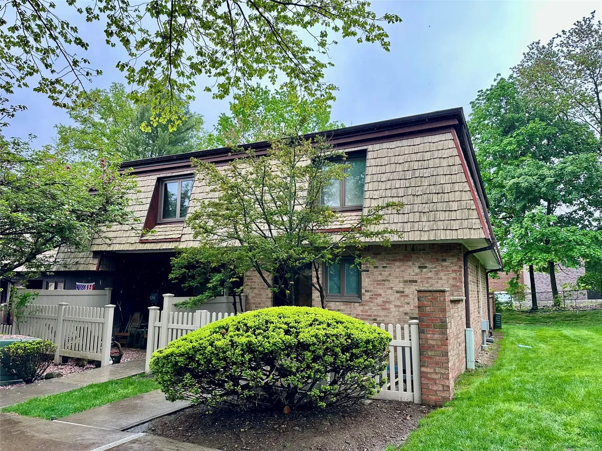 Rockland/Orange/NJ Real Estate | View 4 Heritage Drive, A | 2 Beds, 2 Baths