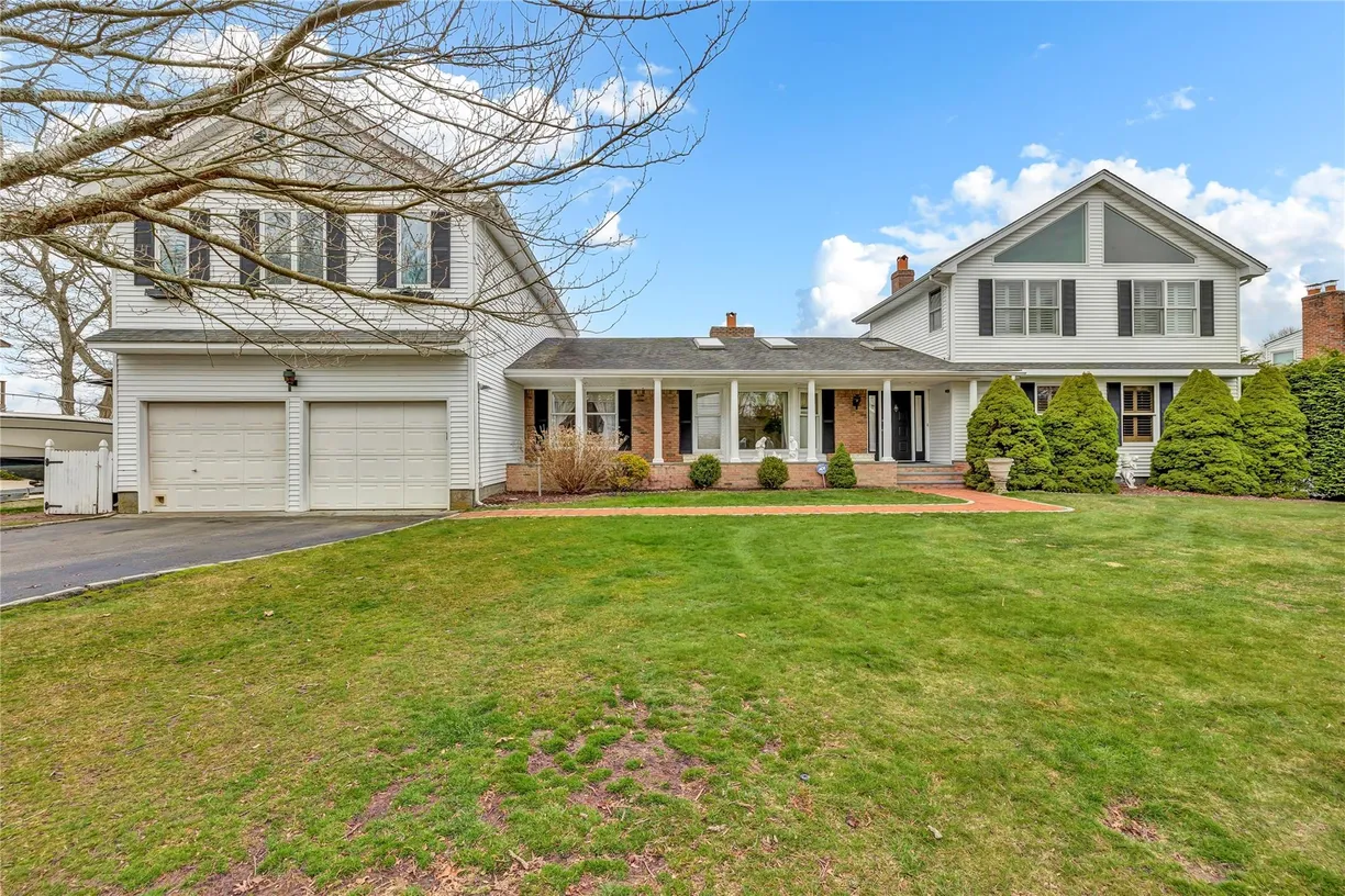 The Hamptons Real Estate | View 20 Oak Lane | Listing