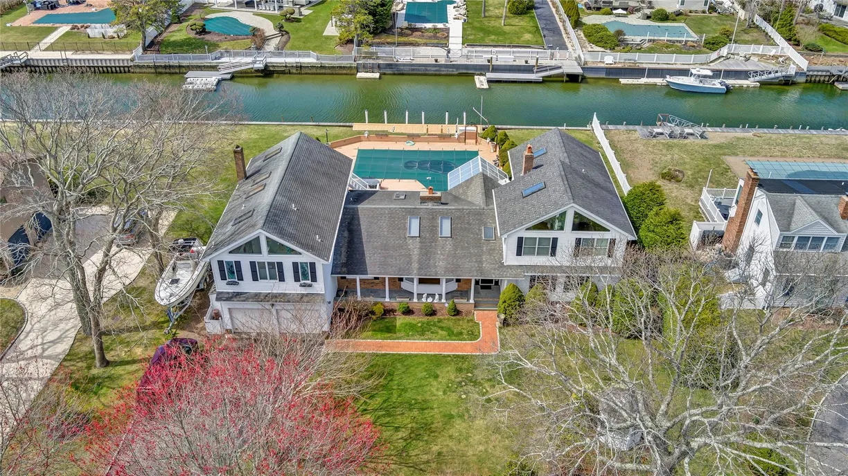 The Hamptons Real Estate | View 20 Oak Lane | 5 Beds, 4 Baths