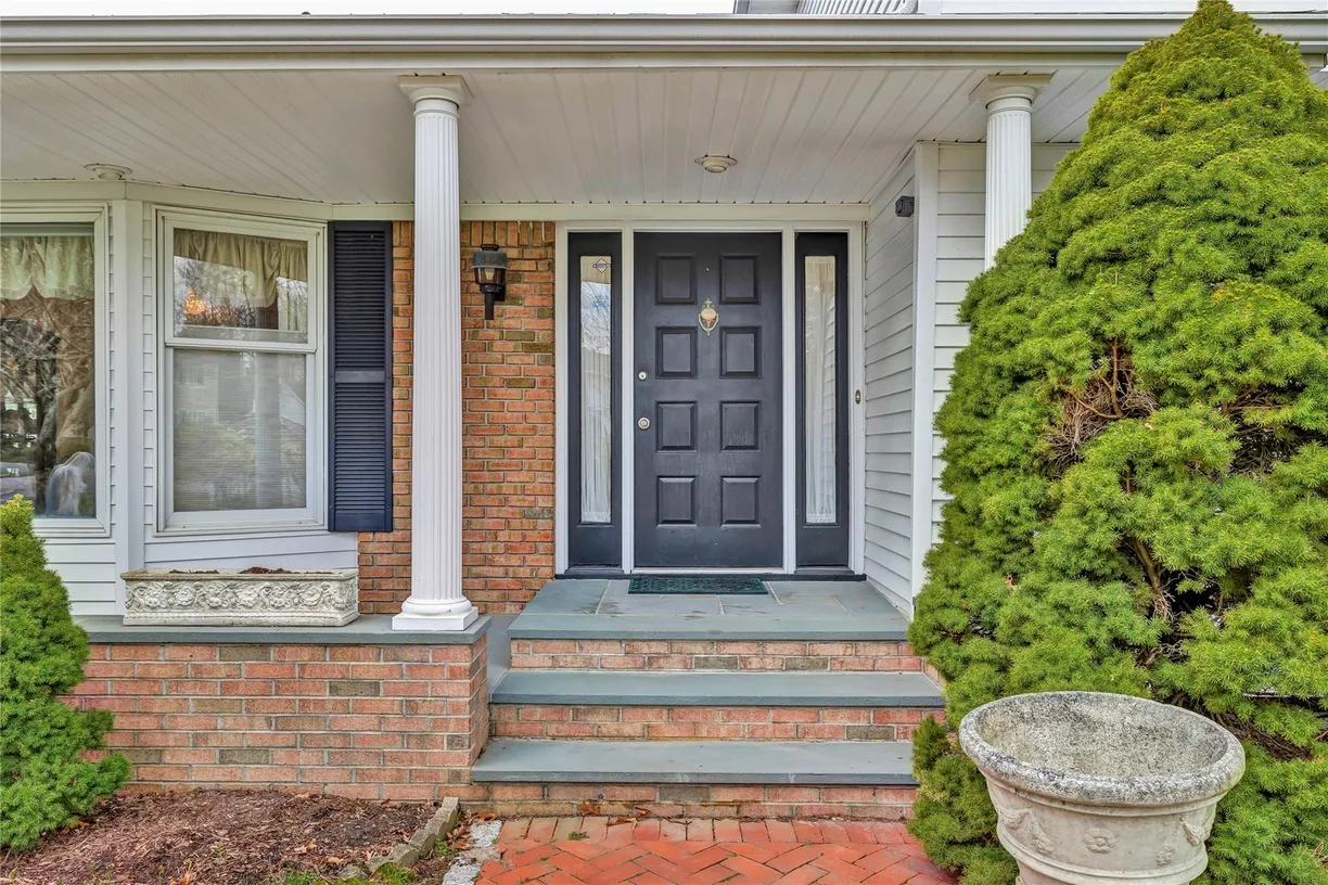 The Hamptons Real Estate | View 20 Oak Lane | Listing