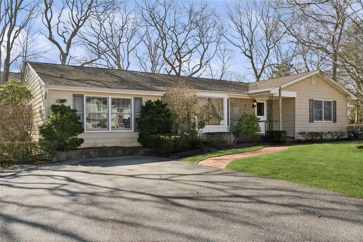 The Hamptons Real Estate | View 46 Neptune Avenue | 4 Beds, 1 Bath