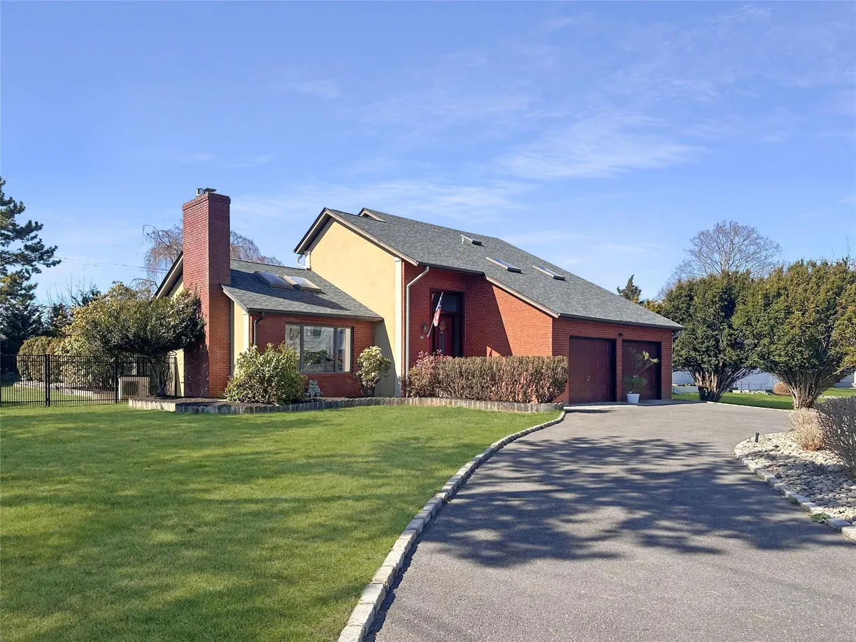 The Hamptons Real Estate | View 45 Budds Pond Road | 5 Beds, 2 Baths