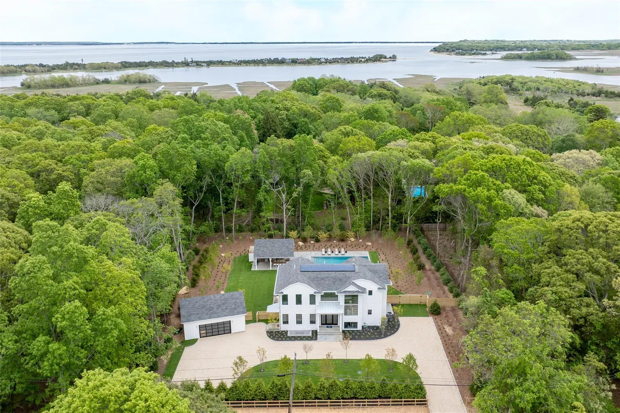 The Hamptons Real Estate | View 4 Dogwood Drive | 6 Beds, 7 Baths