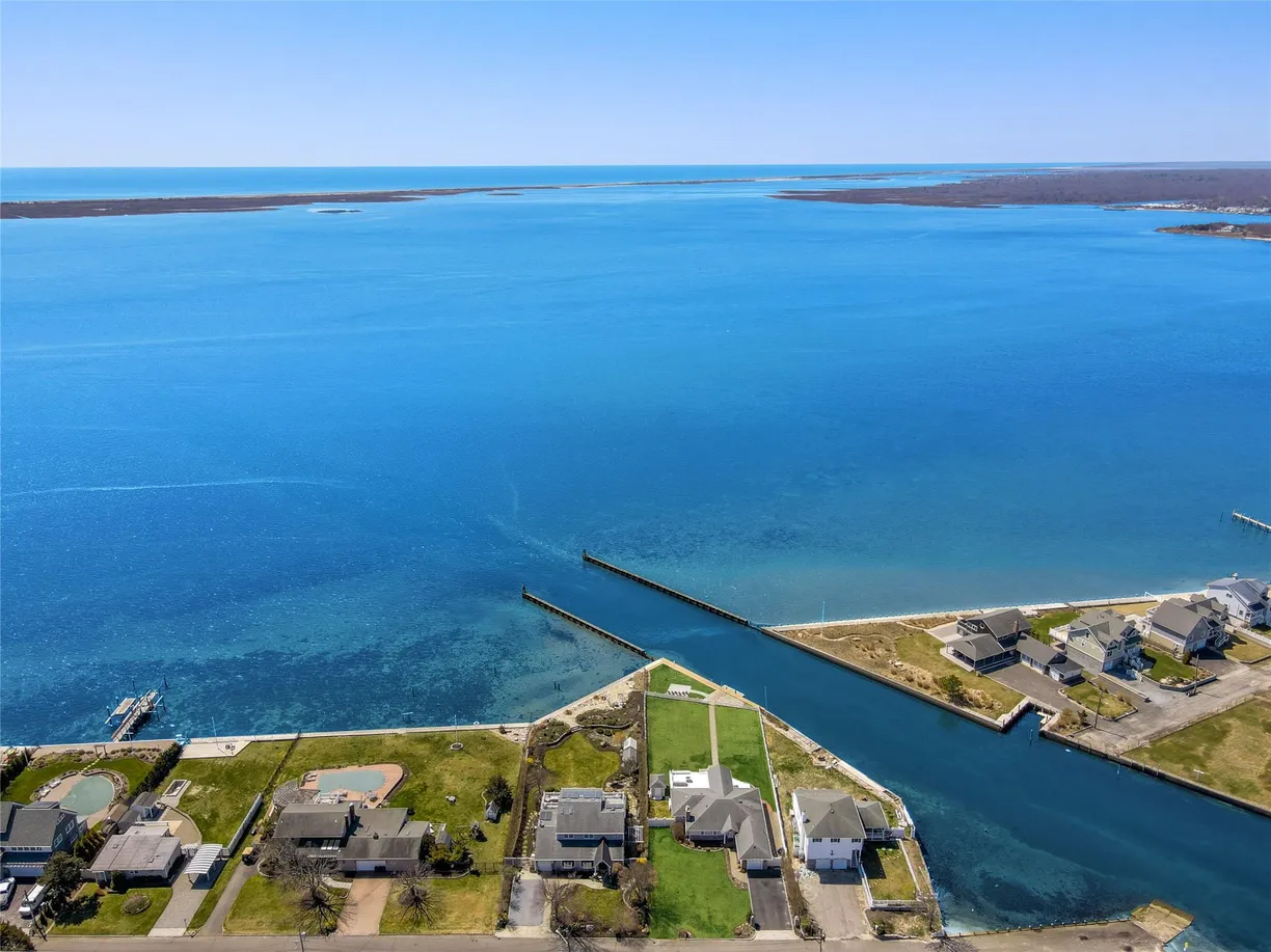 The Hamptons Real Estate | View 40 Laura Lee Drive | 3 Beds, 2 Baths