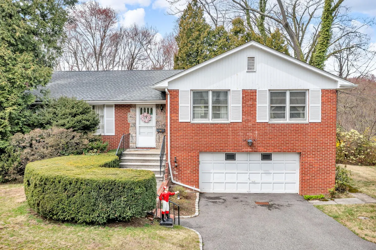 Westchester Real Estate | View 95 Wrexham Road | 3 Beds, 2 Baths