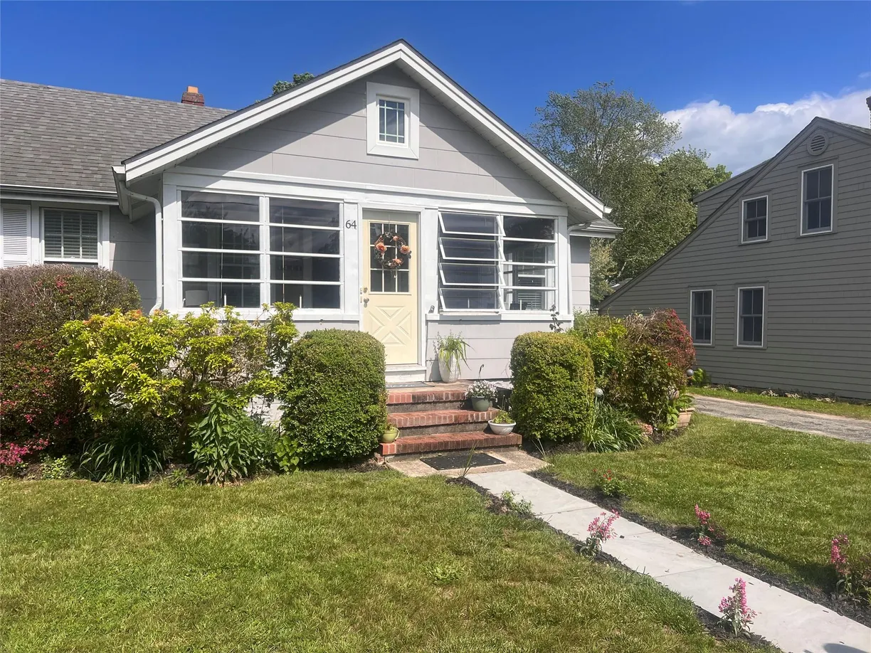 The Hamptons Real Estate | View 64 Point Street | 3 Beds, 1 Bath