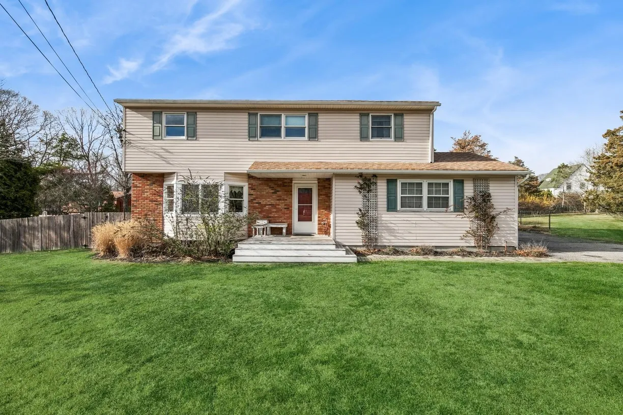 The Hamptons Real Estate | View 1 Gerald Lane | 4 Beds, 2 Baths