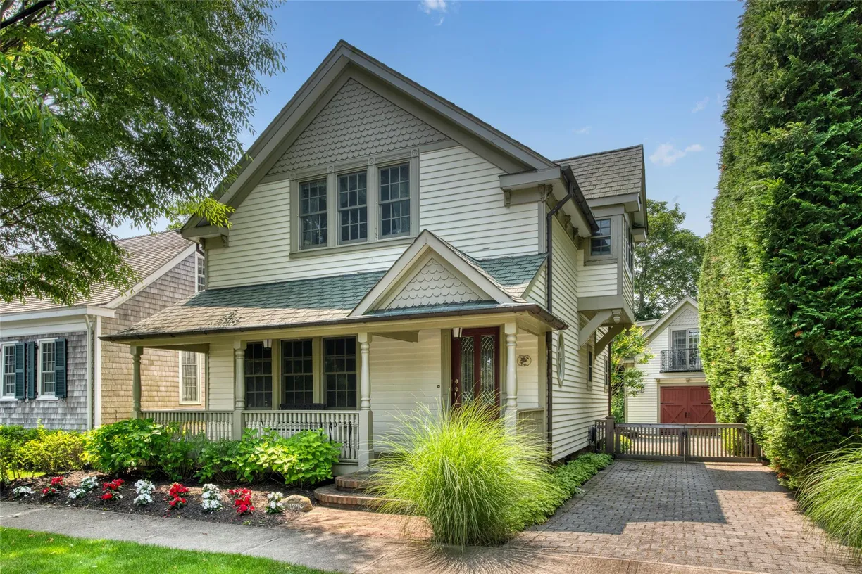 The Hamptons Real Estate | View 1740 Village Lane | 1 Bed, 1 Bath