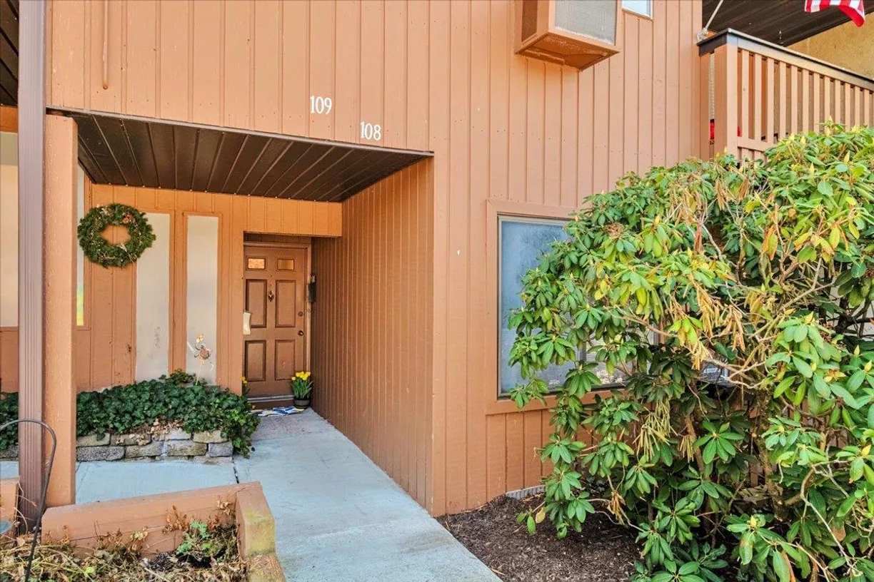 Westchester Real Estate | View 108 Coachlight Square | Listing