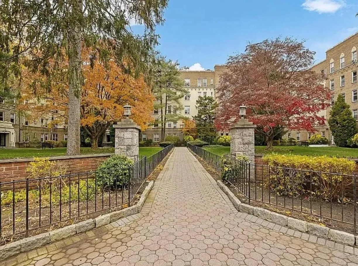 Westchester Real Estate | View 472 Gramatan Avenue, BLDG. 1, Unit B4 | 2 Beds, 2 Baths