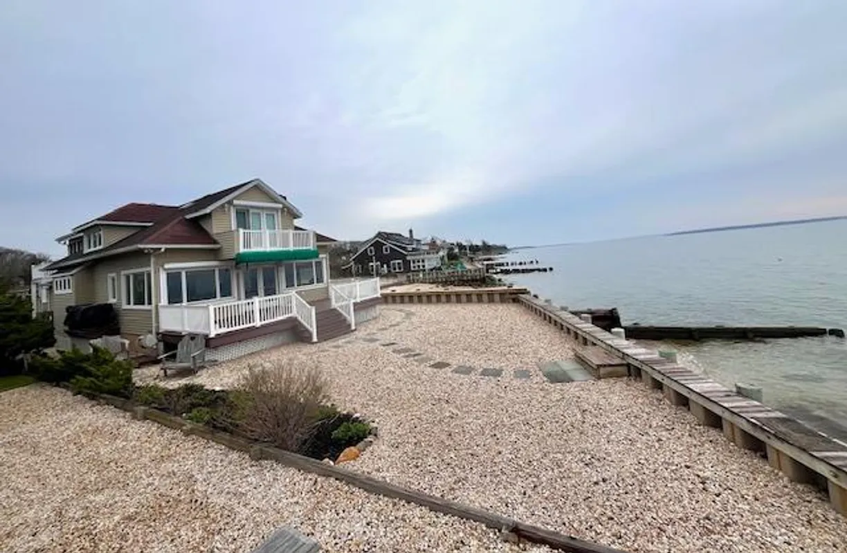 The Hamptons Real Estate | View 4135 Camp Mineola Road | 3 Beds, 2 Baths