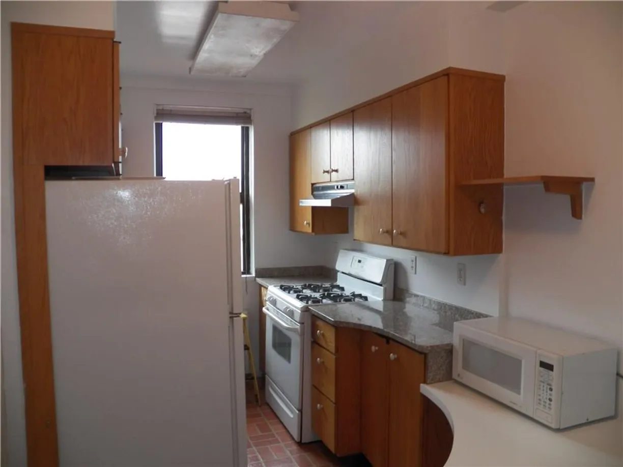 Westchester Real Estate | View 142 Garth Road, 6B | 2 Beds, 1 Bath