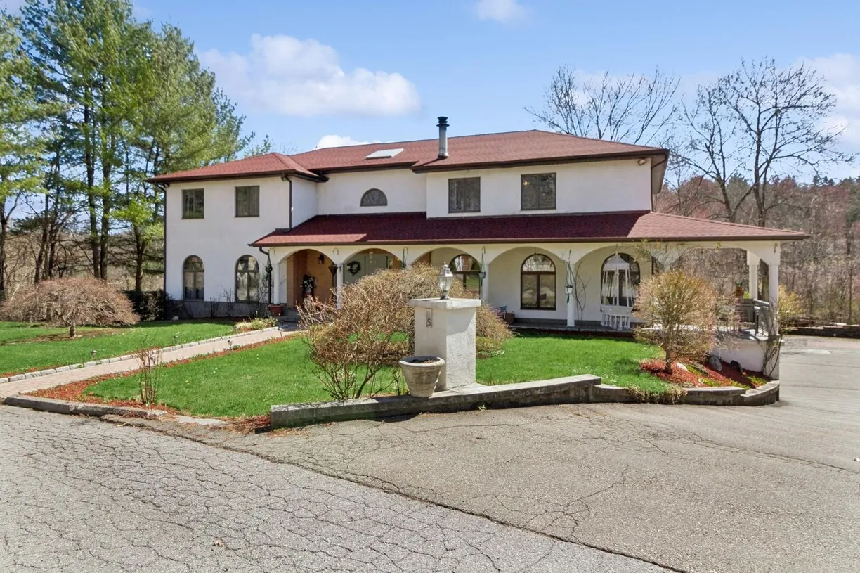 Westchester Real Estate | View 15 Horton Lane | Listing