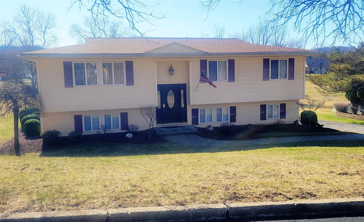 Rockland/Orange/NJ Real Estate | View 5 Larchwood Drive | 4 Beds, 2 Baths