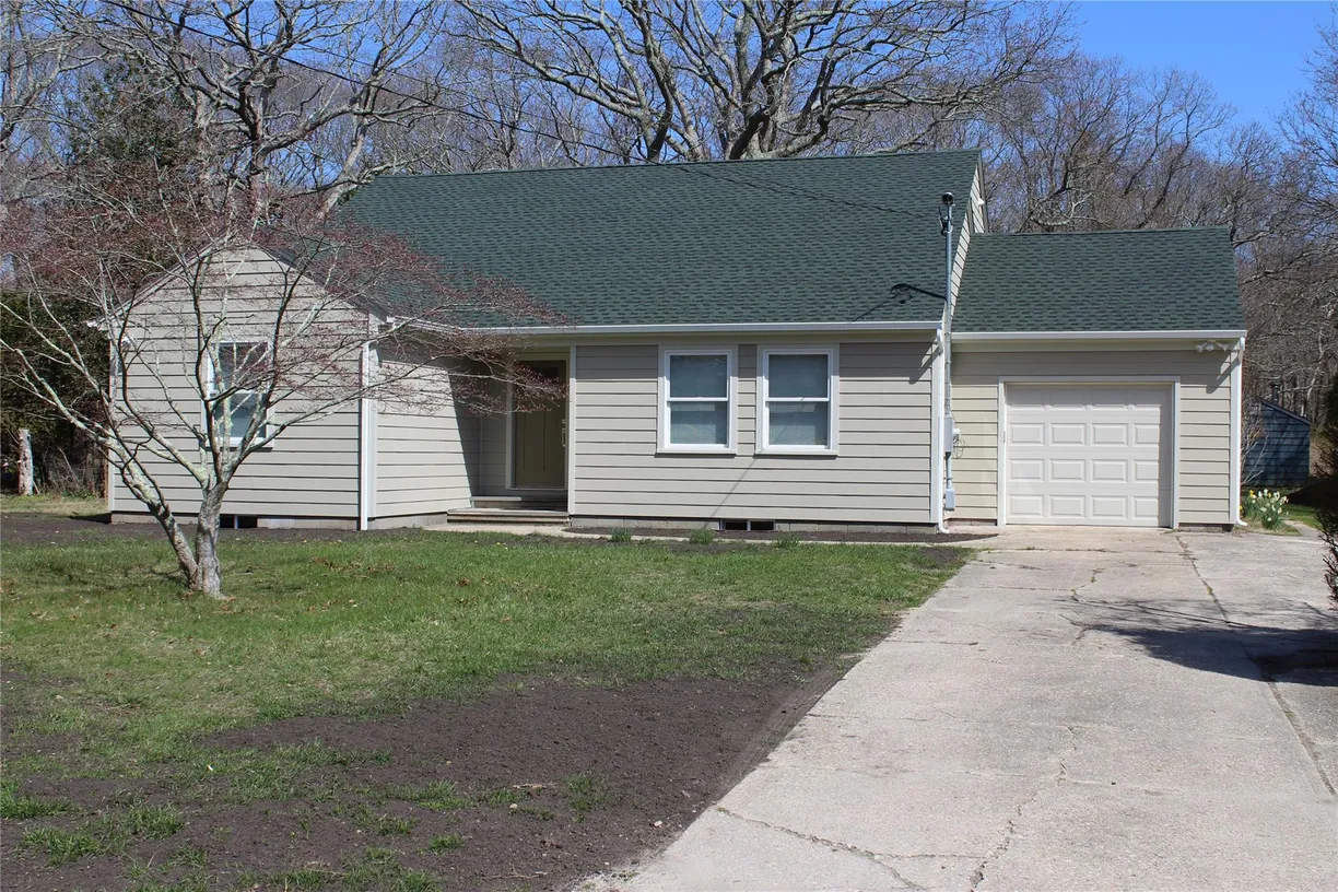The Hamptons Real Estate | View 127 Belleview Avenue | 4 Beds, 2 Baths
