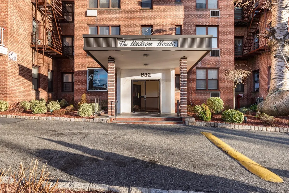 Westchester Real Estate | View 632 Warburton, 3J | 2 Beds, 2 Baths