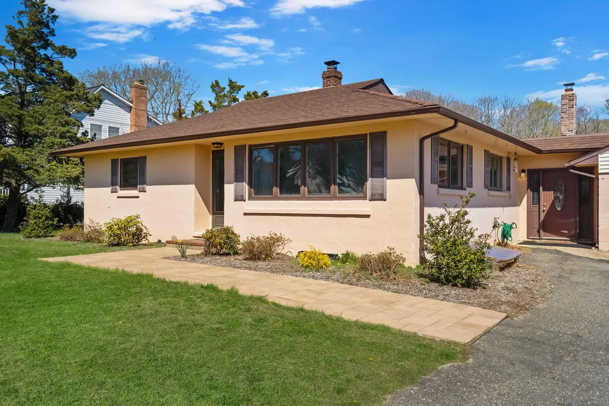 The Hamptons Real Estate | View 15 Reeves Road | 3 Beds, 2 Baths