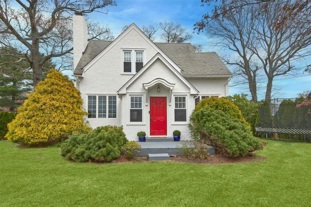 Westchester Real Estate | View 1514 Old Orchard Street | 3 Beds, 2 Baths