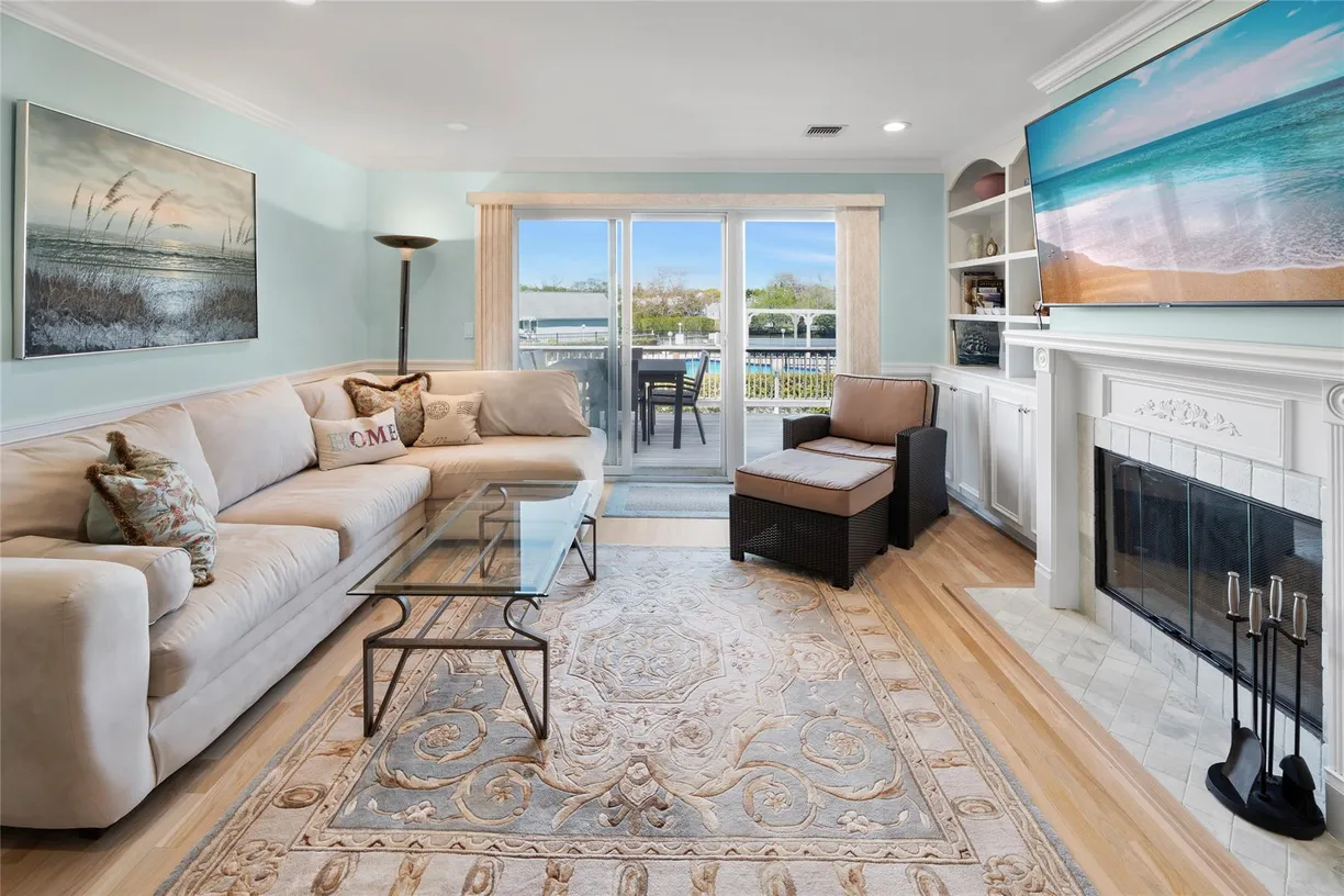 The Hamptons Real Estate | View 3012 Mitchell Road, 3012 | 2 Beds, 3 Baths