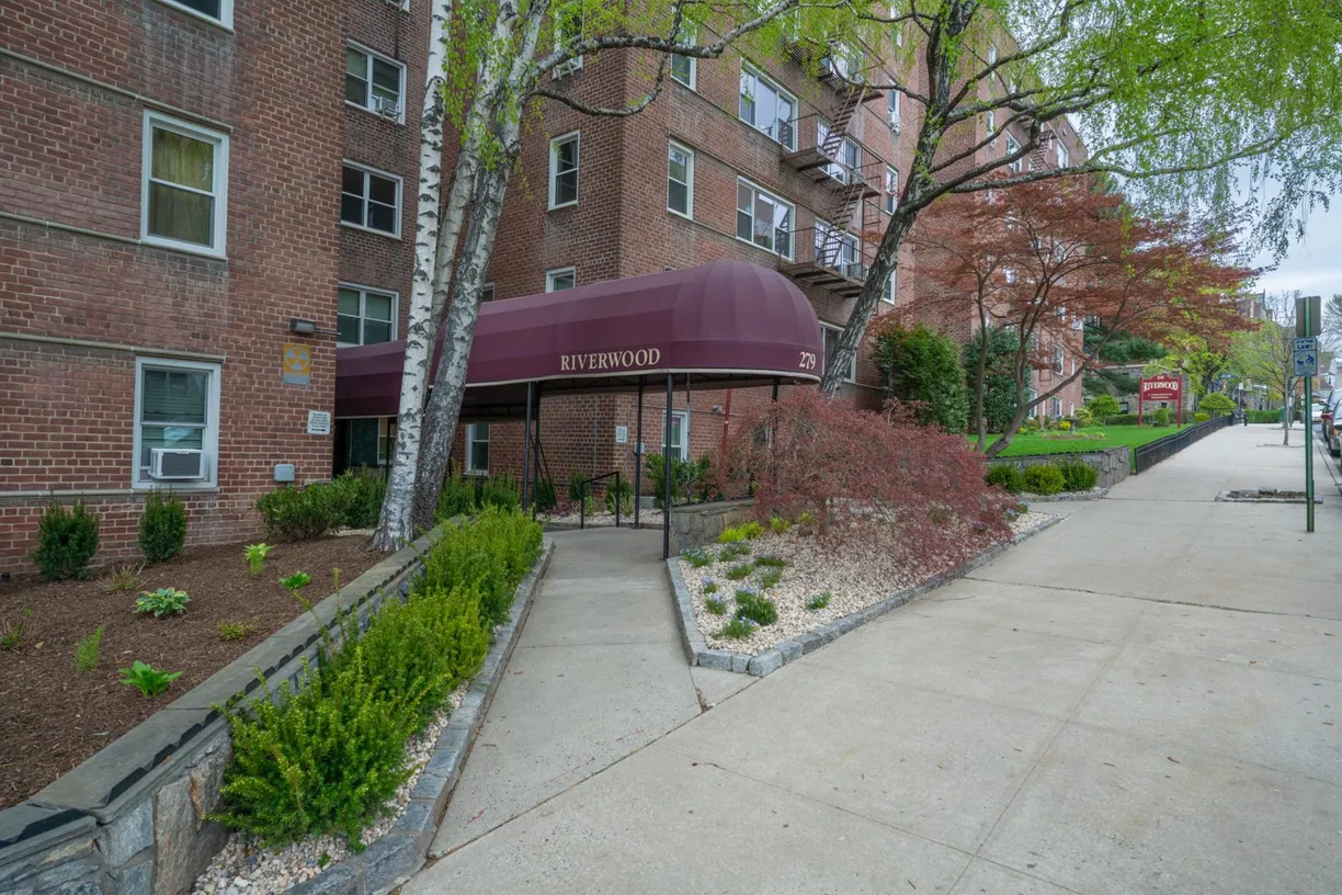 Westchester Real Estate | View 279 N Broadway, 8N | 1 Bath