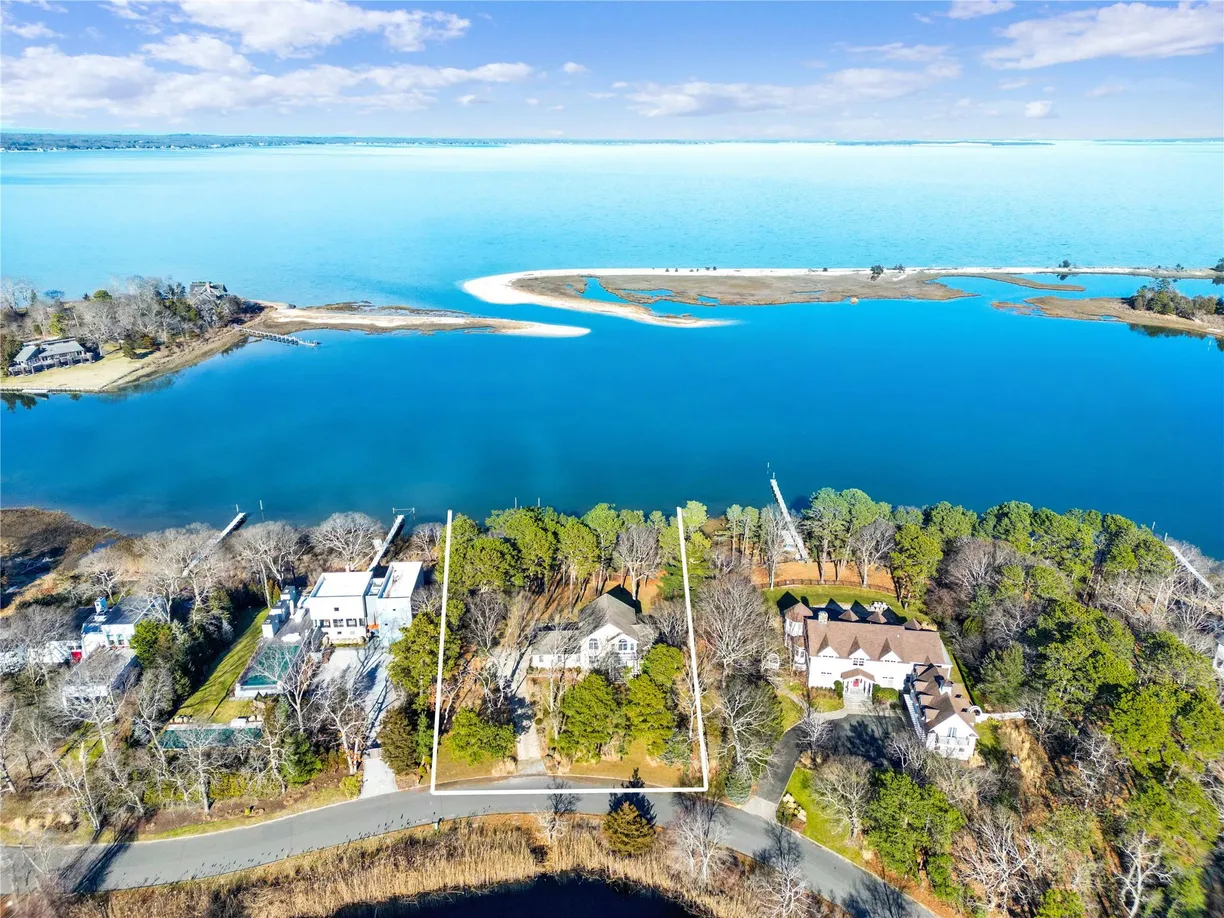 The Hamptons Real Estate | View 8 Duckwood Lane | 4 Beds, 4 Baths