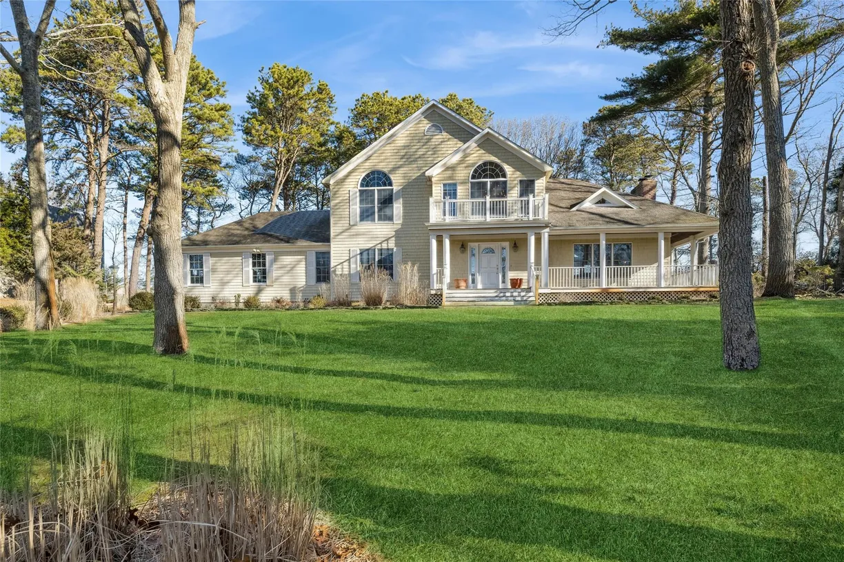 The Hamptons Real Estate | View 8 Duckwood Lane | Listing