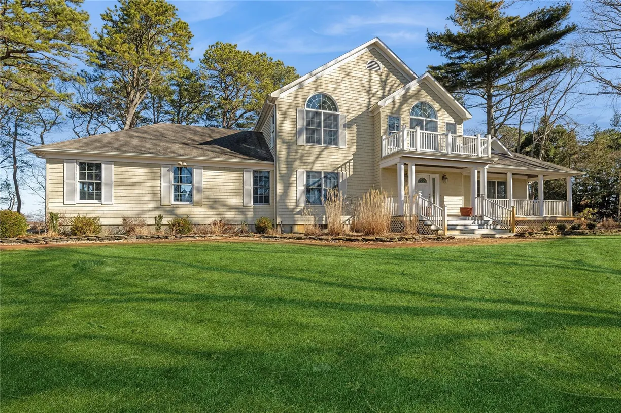 The Hamptons Real Estate | View 8 Duckwood Lane | Listing