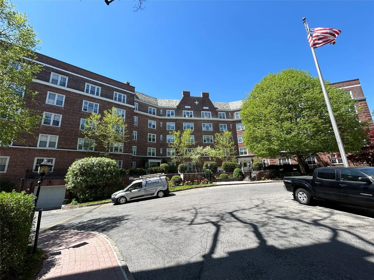 Westchester Real Estate | View 6 Midland Gardens, 5A | 1 Bed, 1 Bath