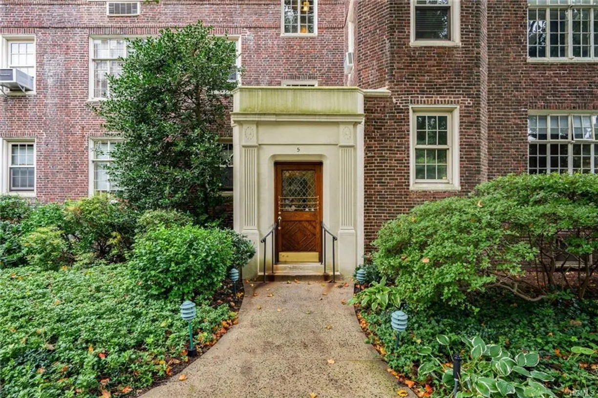 Westchester Real Estate | View 5 Tanglewylde Avenue, 4E | 1 Bed, 1 Bath